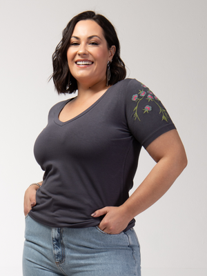 T-shirt Manga Floral Bordada - Divina Garota