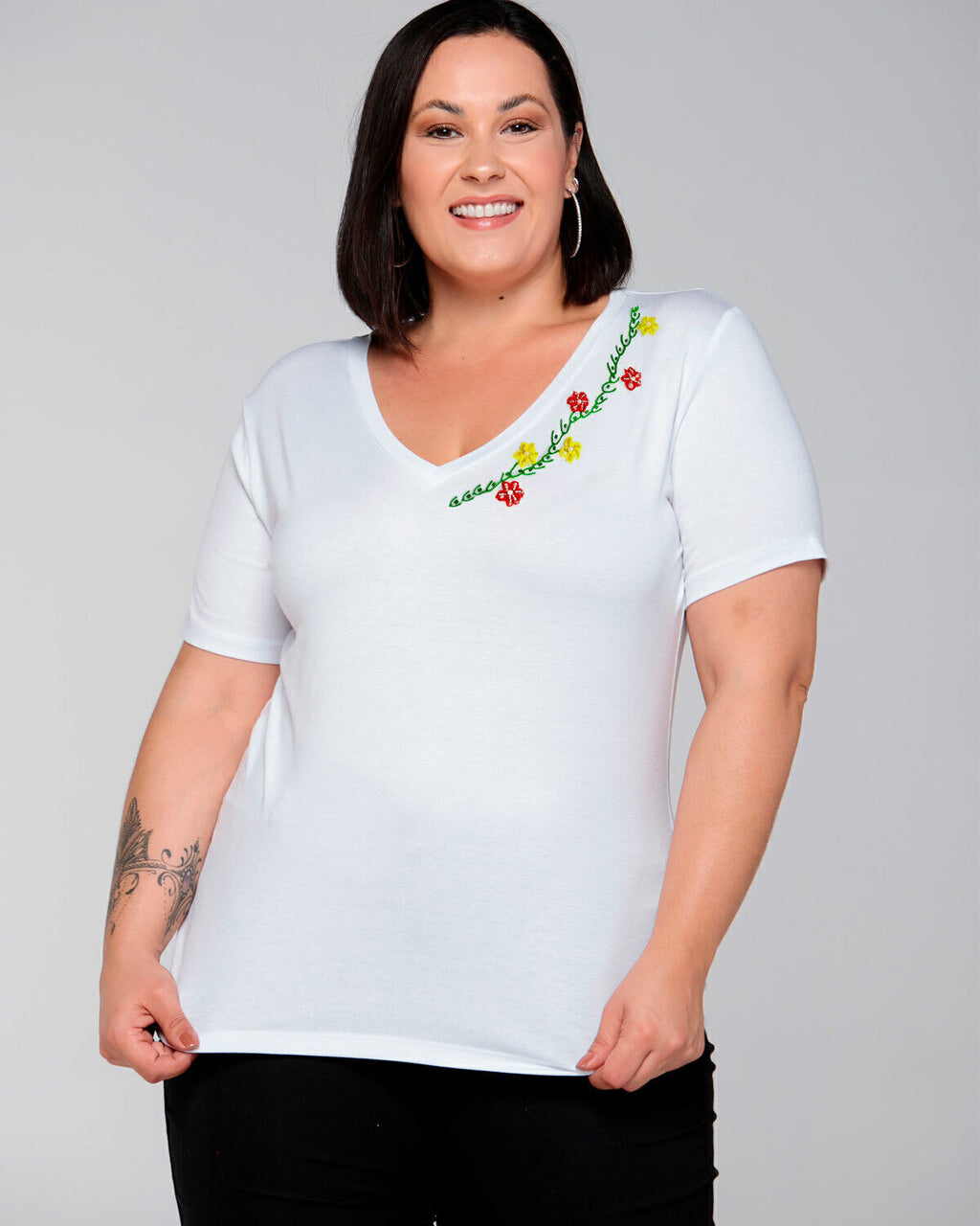 T-shirt Encanto Floral Bordada Manual