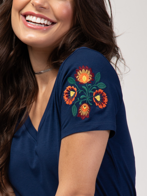 T-shirt Bordada Flores Místicas - Divina Garota