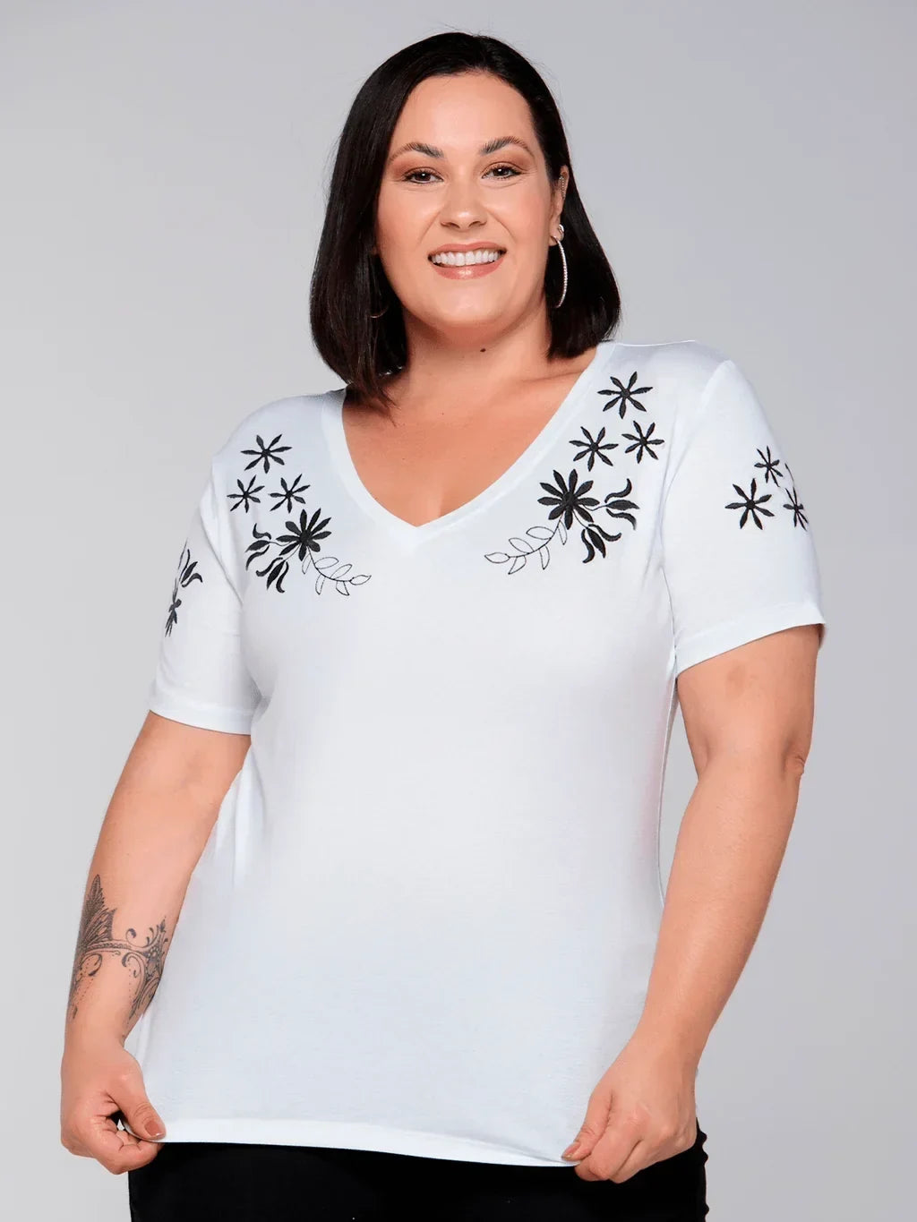 T-shirt Bordada Alice - Divina Garota