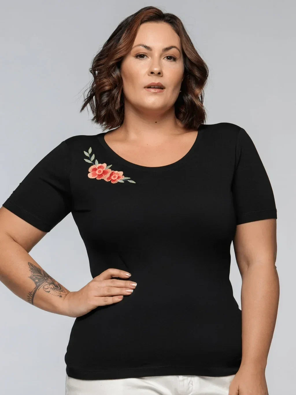 T-shirt Bordada Essência Floral - Divina Garota