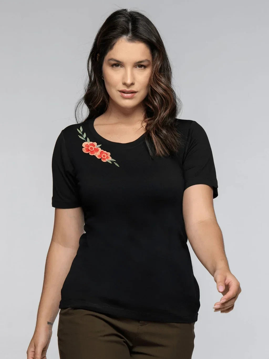 T-shirt Bordada Essência Floral - Divina Garota