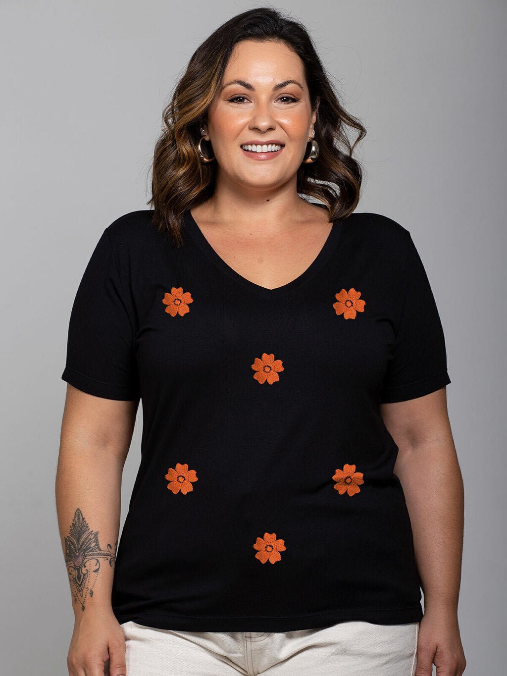 T-shirt Bordada Ibiscos - Divina Garota