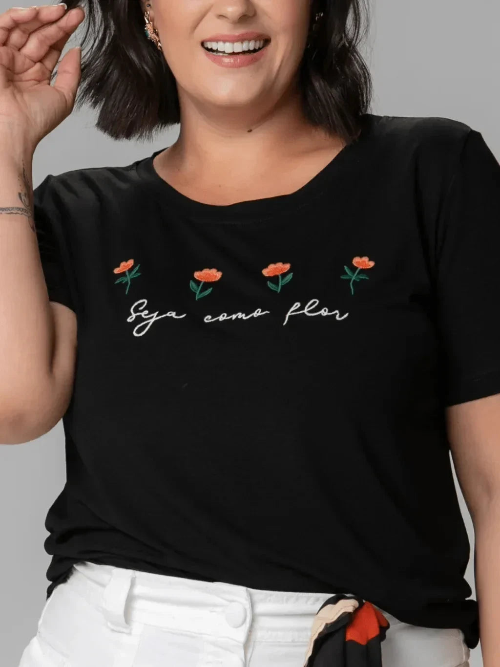 T-shirt Bordada Seja como flor - Divina Garota
