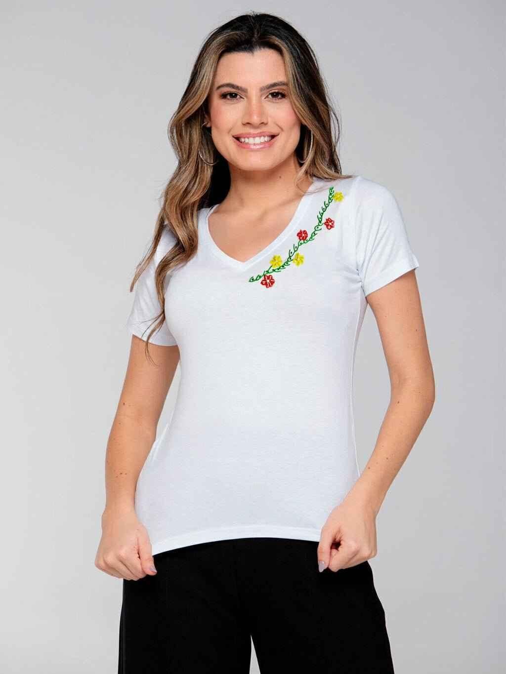 T-shirt Encanto Floral Bordada Manual
