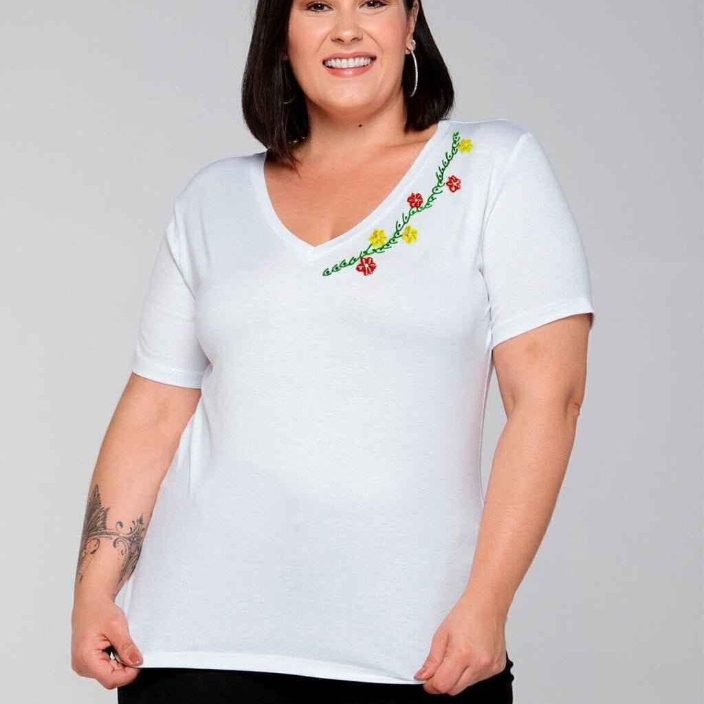 T-shirt Encanto Floral Bordada Manual