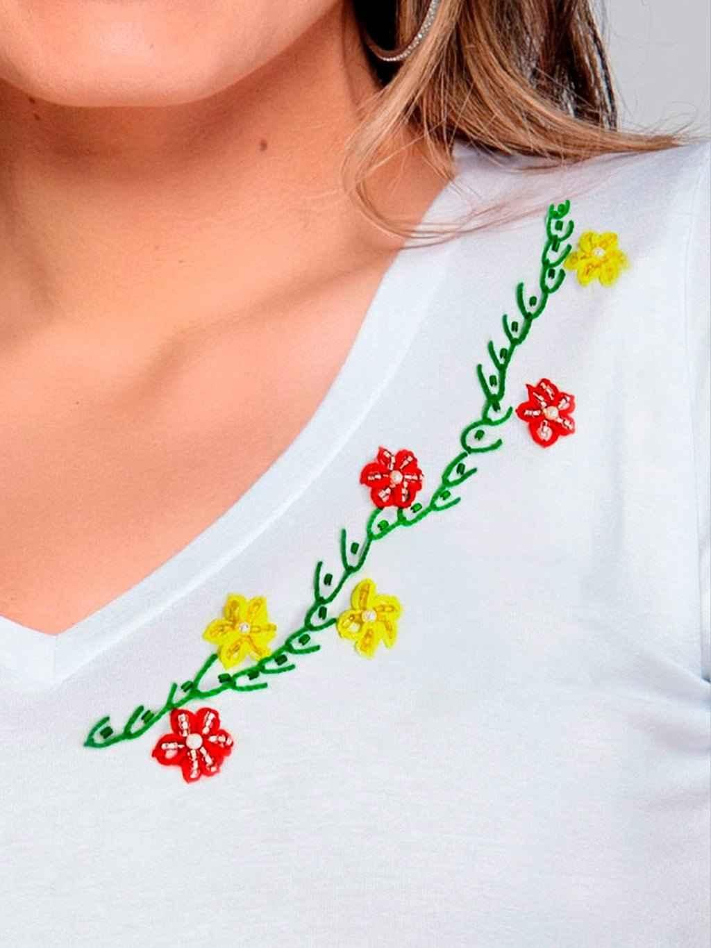 T-shirt Encanto Floral Bordada Manual