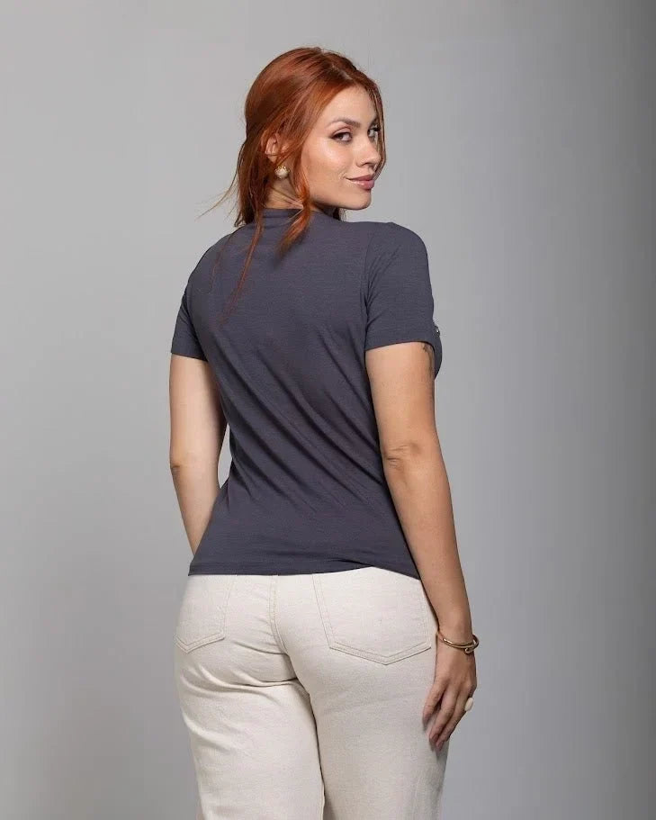 T-shirt Essencial Gola V - Divina Garota