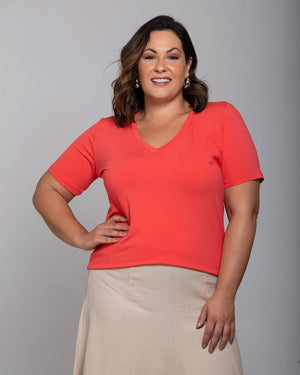 T-shirt Essencial Gola V - Divina Garota