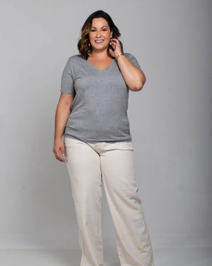 T-shirt Essencial Gola V - Divina Garota
