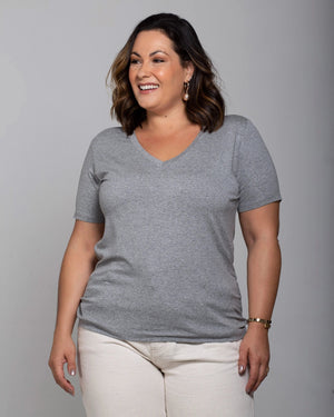 T-shirt Essencial Gola V - Divina Garota