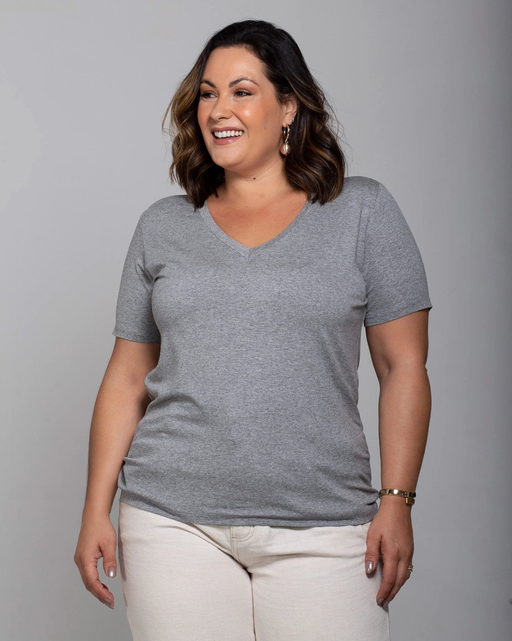 T-shirt Essencial Gola V - Divina Garota