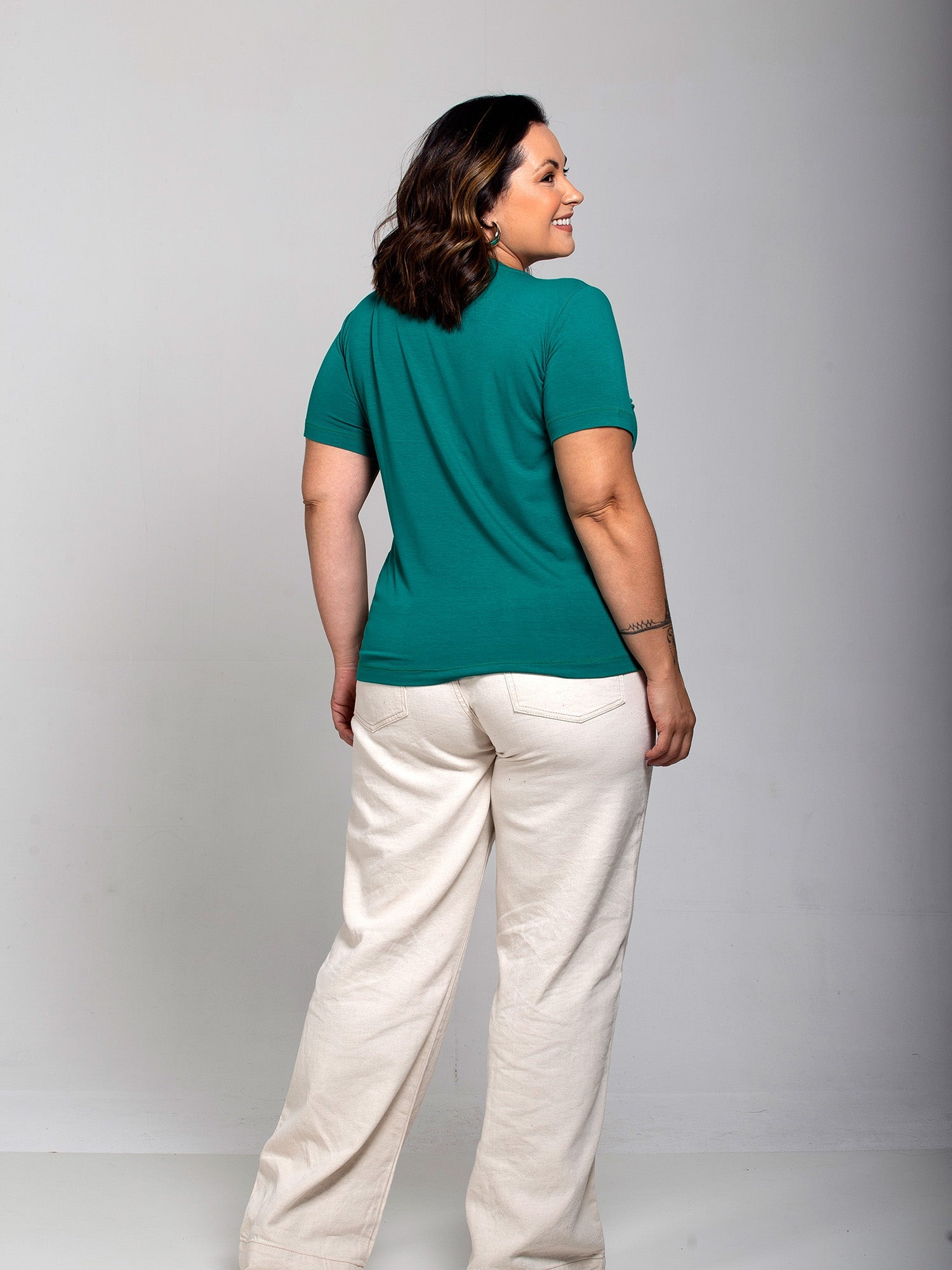 T-shirt Essencial Gola V - Divina Garota