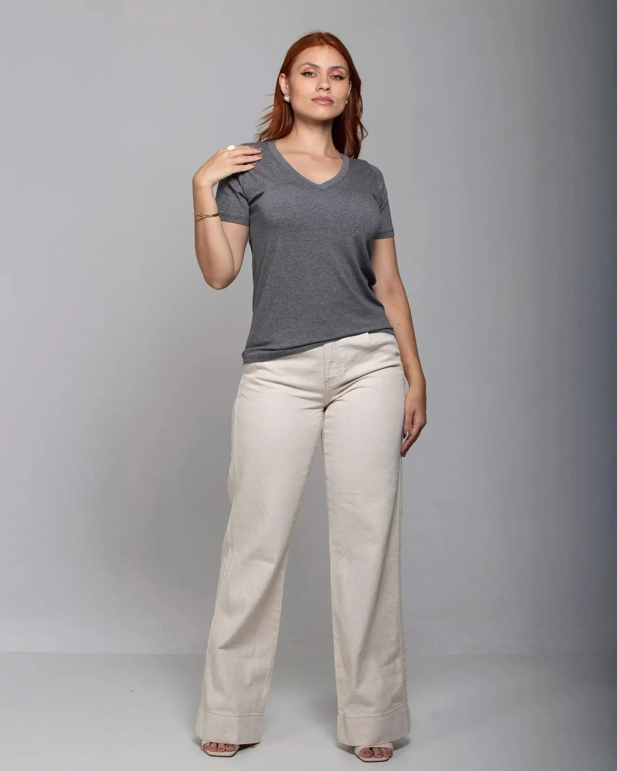 T-shirt Essencial Gola V - Divina Garota