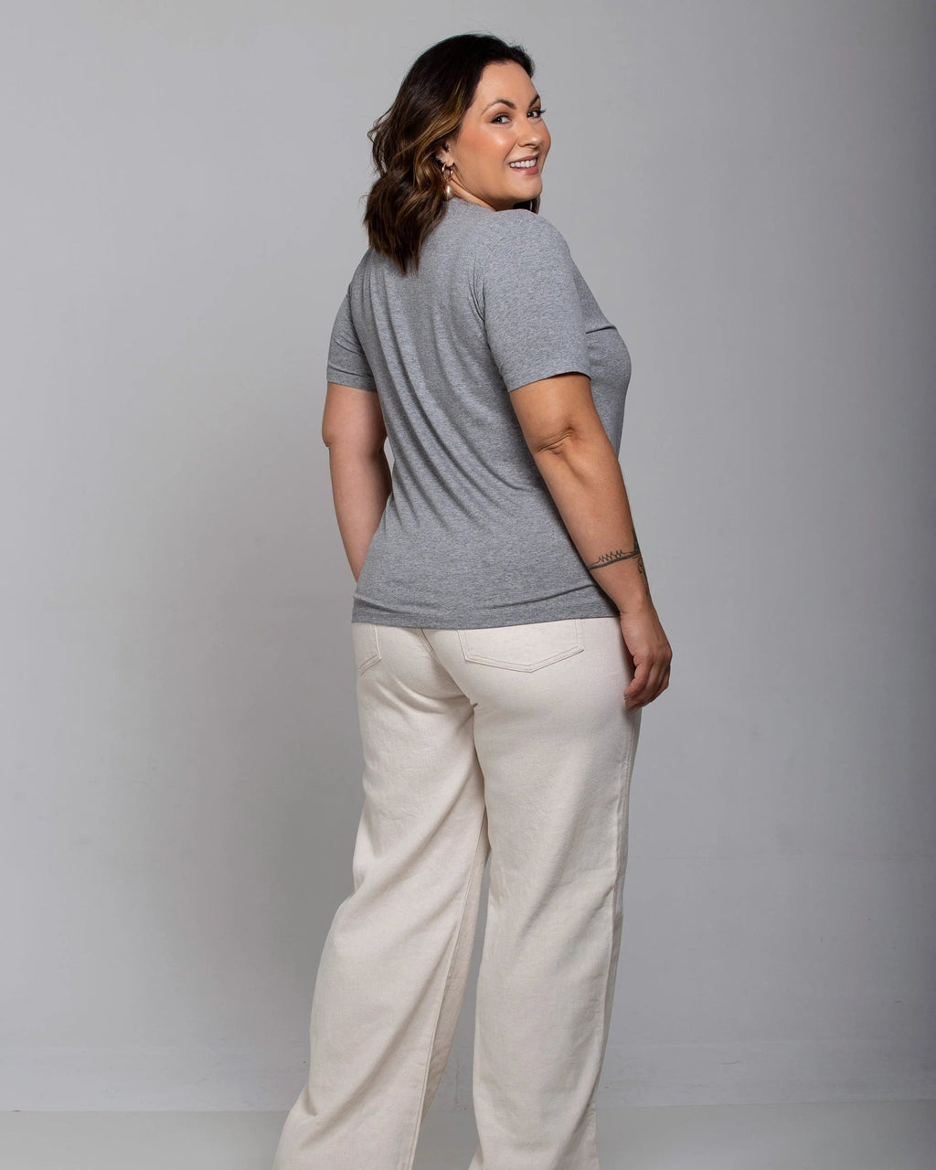 T-shirt Essencial Gola V - Divina Garota