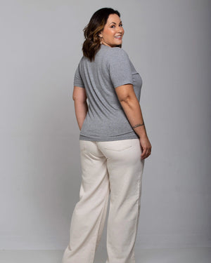 T-shirt Essencial Gola V - Divina Garota