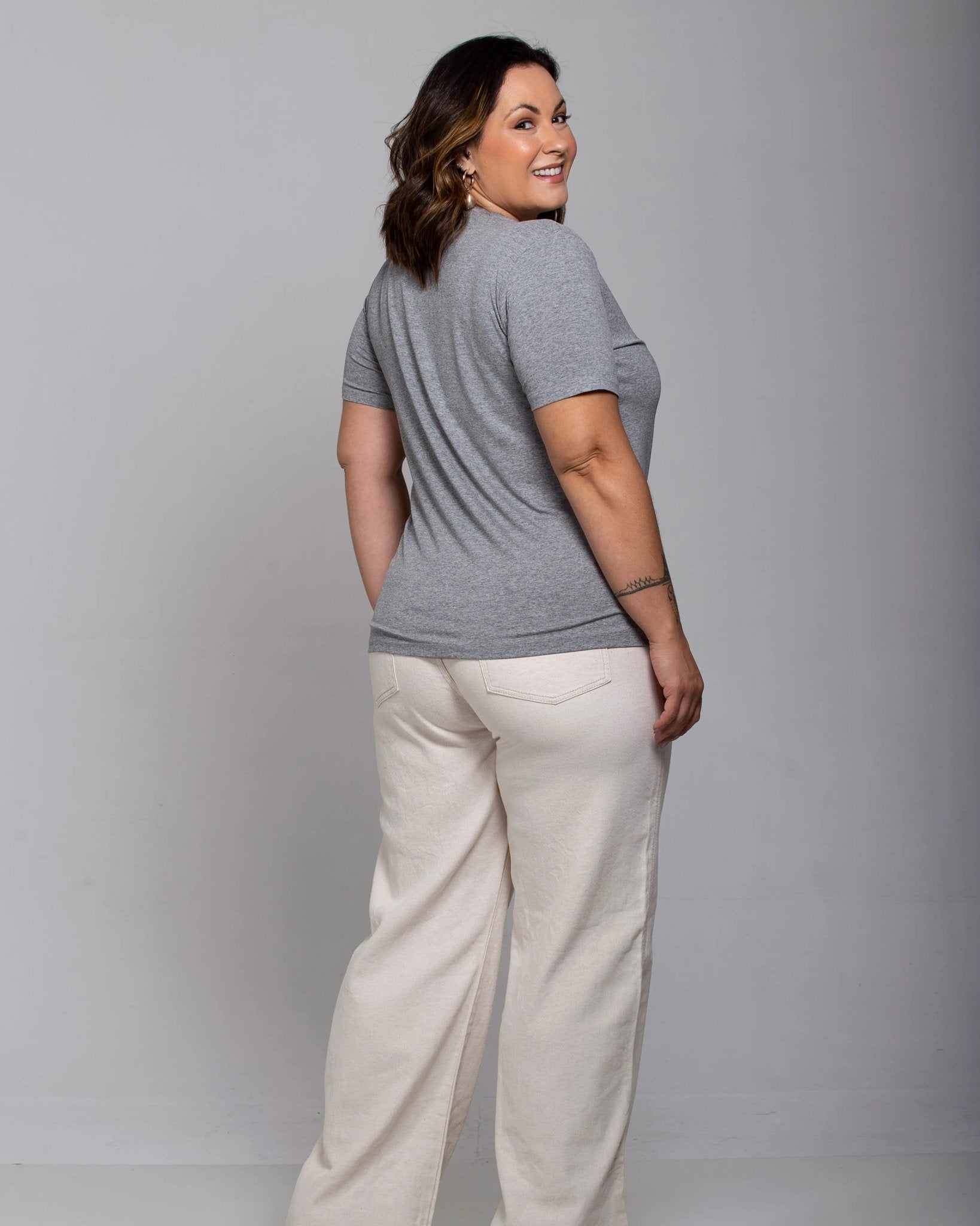 T-shirt Essencial Gola V - Divina Garota
