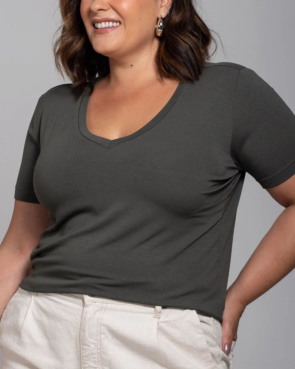 T-shirt Essencial Gola V - Divina Garota