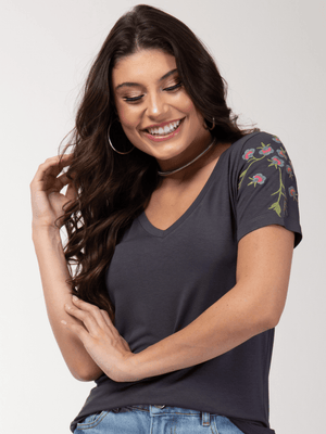 T-shirt Manga Floral Bordada - Divina Garota