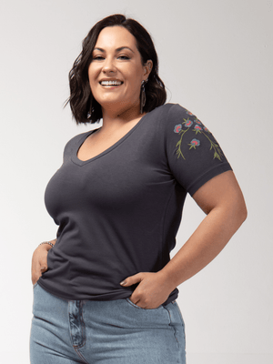T-shirt Manga Floral Bordada - Divina Garota